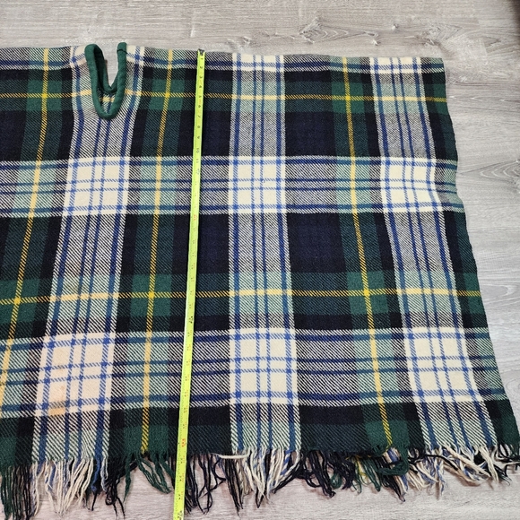 VINTAGE Virgin Wool Made In Scotland Plaid Tartan Blanket Poncho Tassels - Picture 10 of 16